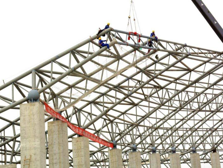 體育場(chǎng)鋼結(jié)構(gòu)罩棚封頂